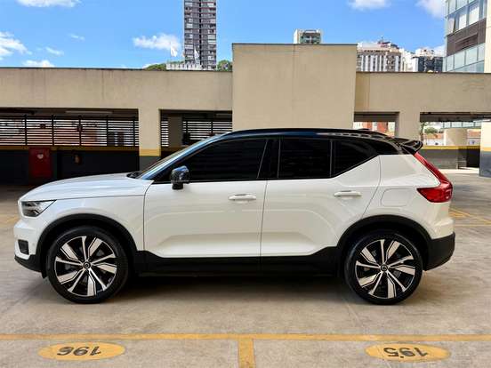 VOLVO-XC40-2022