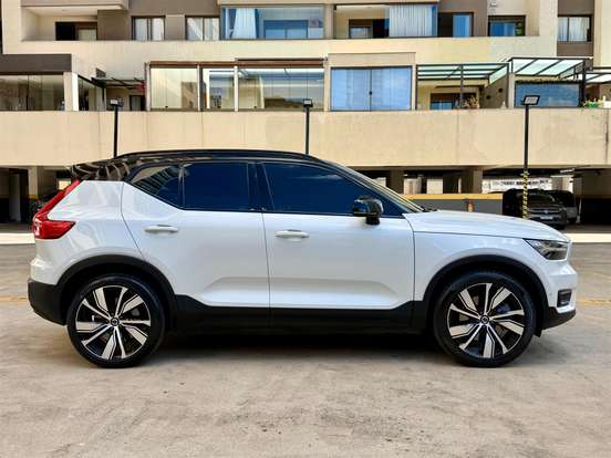VOLVO-XC40-2022