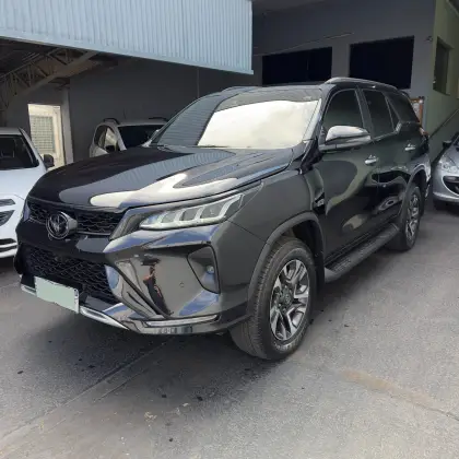 TOYOTA HILUX SW4 2.8 D-4D TURBO DIESEL DIAMOND 7L 4X4 AUTOMÁTICO