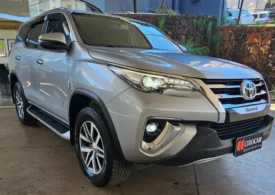 TOYOTA HILUX SW4 2.8 SRX 4X4 7 LUGARES 16V TURBO INTERCOOLER DIESEL 4P AUTOMÁTICO TOYOTA HILUX SW4 2.8 SRX 4X4 7 LUGARES 16V TURBO INTERCOOLER DIESEL 4P AUTOMÁTICO