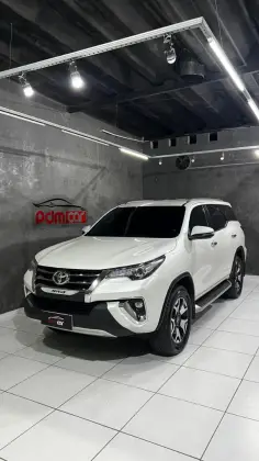 TOYOTA HILUX SW4 2.8 SRX DIAMOND 4X4 7 LUGARES 16V TURBO INTERCOOLER DIESEL 4P AUTOMÁTICO