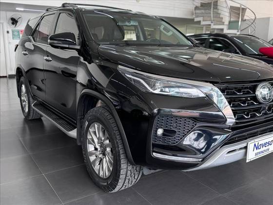 TOYOTA HILUX SW4 2.8 D-4D TURBO DIESEL SRX 4X4 AUTOMÁTICO