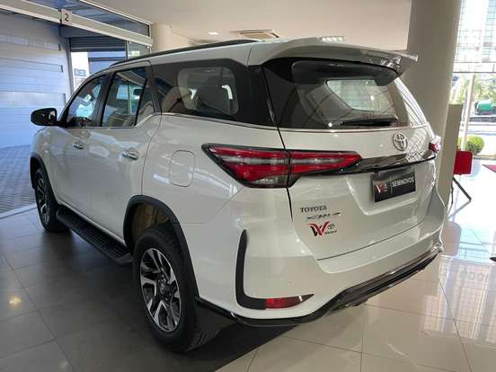 TOYOTA-HILUX SW4-2025