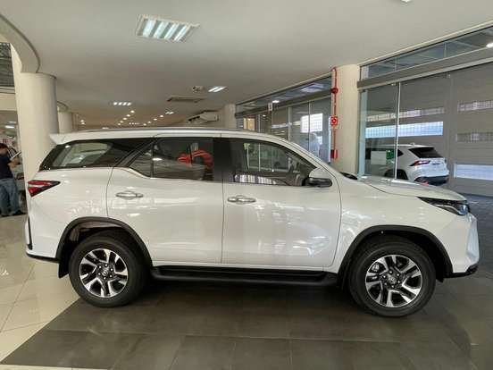TOYOTA-HILUX SW4-2.8 D-4D TURBO DIESEL SRX PLATINUM 4X4 AUTOMÁTICO TOYOTA-HILUX SW4-2025