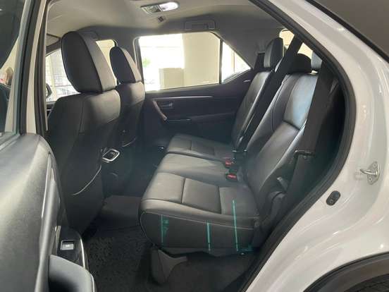TOYOTA-HILUX SW4-2025