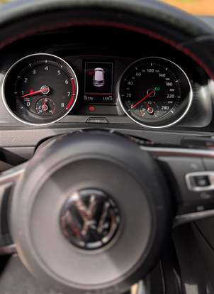 VOLKSWAGEN-GOLF-2017