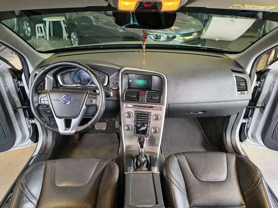 VOLVO-XC60-2015