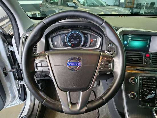 VOLVO-XC60-2015