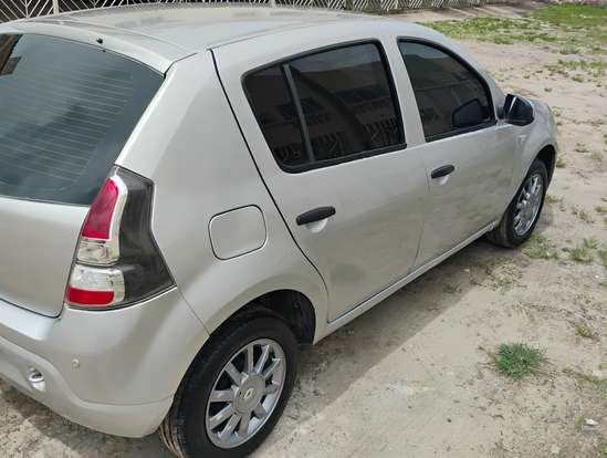 RENAULT-SANDERO-2013