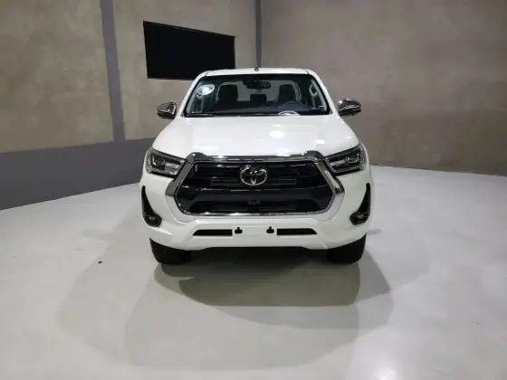 TOYOTA HILUX 2.8 D-4D TURBO DIESEL CD SRX PLUS 4X4 AUTOMÁTICO TOYOTA HILUX 2.8 D-4D TURBO DIESEL CD SRX PLUS 4X4 AUTOMÁTICO