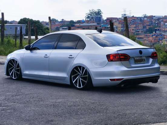 VOLKSWAGEN-JETTA-2010