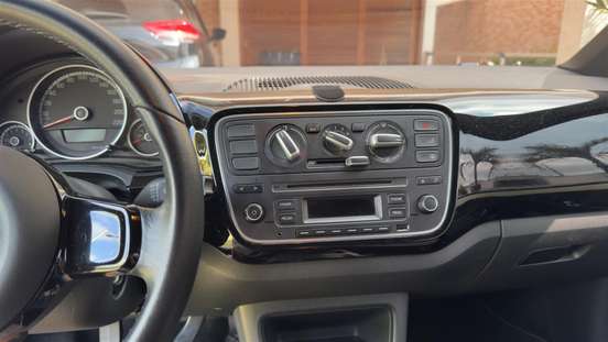 VOLKSWAGEN-UP-2016