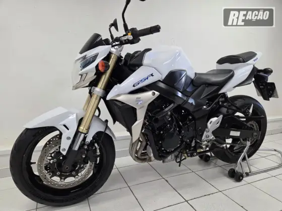 SUZUKI GSR 750 