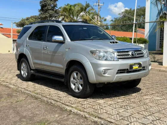 TOYOTA HILUX SW4 3.0 SRV 4X4 7 LUGARES 16V TURBO INTERCOOLER DIESEL 4P AUTOMÁTICO