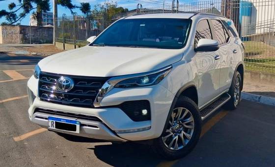 TOYOTA HILUX SW4 2.8 D-4D TURBO DIESEL SRX 7L 4X4 AUTOMÁTICO