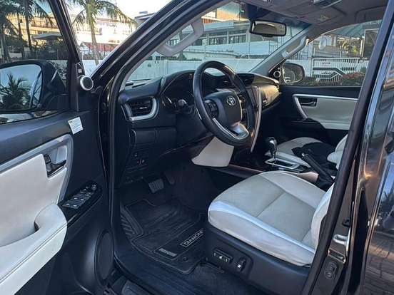 TOYOTA-HILUX SW4-2.8 SRX DIAMOND 4X4 7 LUGARES 16V TURBO INTERCOOLER DIESEL 4P AUTOMÁTICO TOYOTA-HILUX SW4-2019