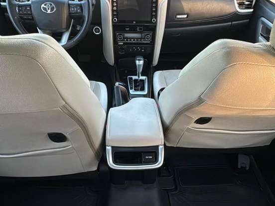 TOYOTA-HILUX SW4-2.8 SRX DIAMOND 4X4 7 LUGARES 16V TURBO INTERCOOLER DIESEL 4P AUTOMÁTICO TOYOTA-HILUX SW4-2019
