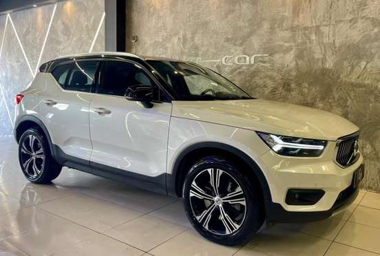VOLVO-XC40-2022