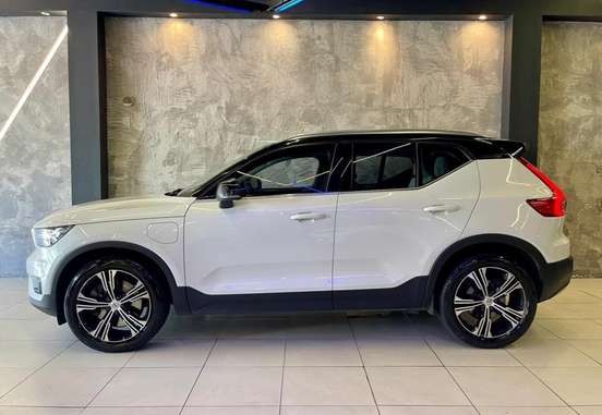 VOLVO-XC40-2022