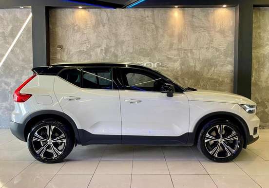 VOLVO-XC40-2022
