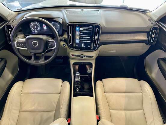 VOLVO-XC40-2022
