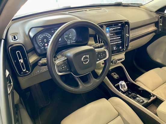 VOLVO-XC40-2022
