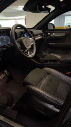 VOLVO-XC40-2021