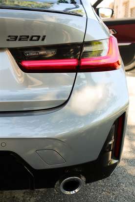 BMW-320i-2023