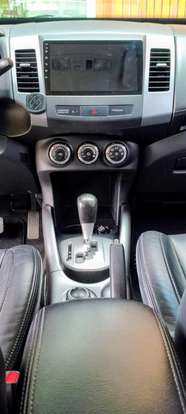 MITSUBISHI-OUTLANDER-2011