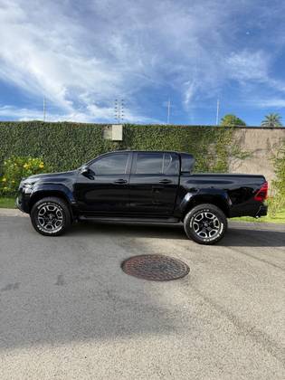 TOYOTA HILUX 2.8 D-4D TURBO DIESEL CD SRX PLUS 4X4 AUTOMÁTICO