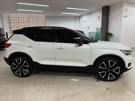 VOLVO-XC40-2019