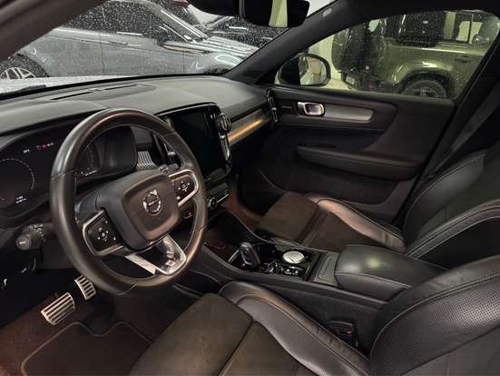 VOLVO-XC40-2019