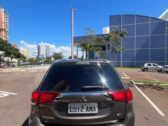 MITSUBISHI-OUTLANDER-3.0 GT 4X4 V6 24V GASOLINA 4P AUTOMÁTICO MITSUBISHI-OUTLANDER-2017