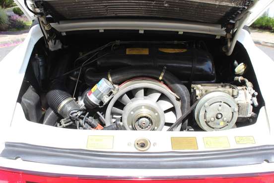 PORSCHE-911-1983