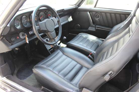 PORSCHE-911-1983