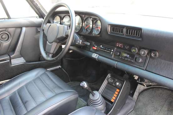 PORSCHE-911-1983