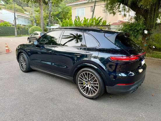 PORSCHE-CAYENNE-2022