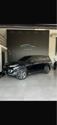 TOYOTA HILUX SW4 2.8 D-4D TURBO DIESEL DIAMOND 7L 4X4 AUTOMÁTICO