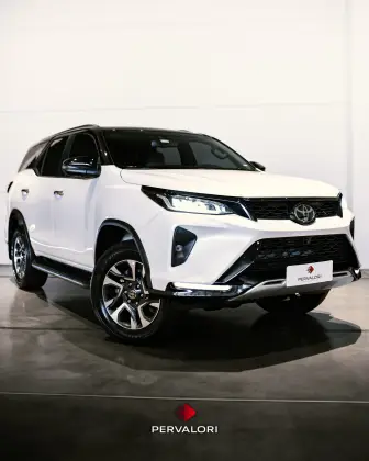 TOYOTA HILUX SW4 2.8 D-4D TURBO DIESEL DIAMOND 7L 4X4 AUTOMÁTICO