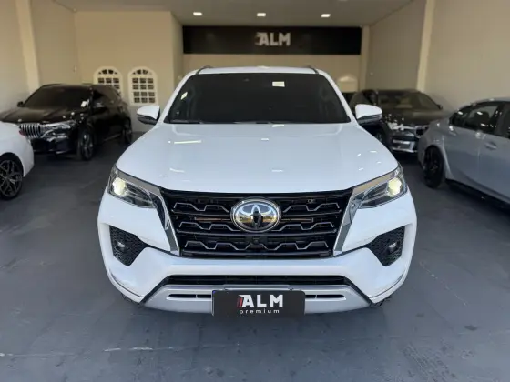 TOYOTA HILUX SW4 2.8 D-4D TURBO DIESEL SRX 7L 4X4 AUTOMÁTICO