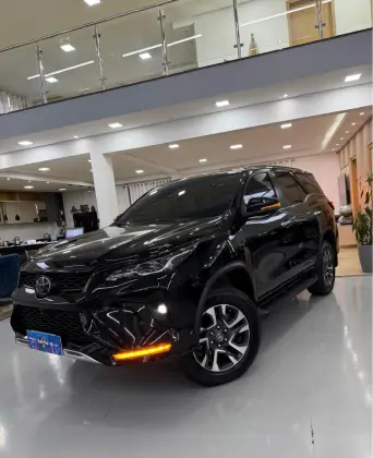 TOYOTA HILUX SW4 2.8 D-4D TURBO DIESEL SRX PLATINUM 7L 4X4 AUTOMÁTICO