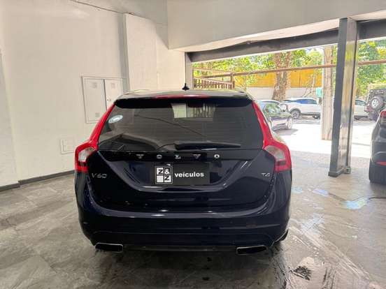VOLVO-V60-2.0 T4 MOMENTUM GASOLINA 4P AUTOMÁTICO VOLVO-V60-2017
