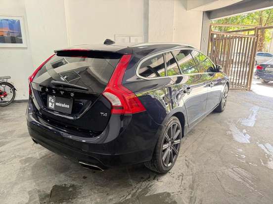 VOLVO-V60-2.0 T4 MOMENTUM GASOLINA 4P AUTOMÁTICO VOLVO-V60-2017