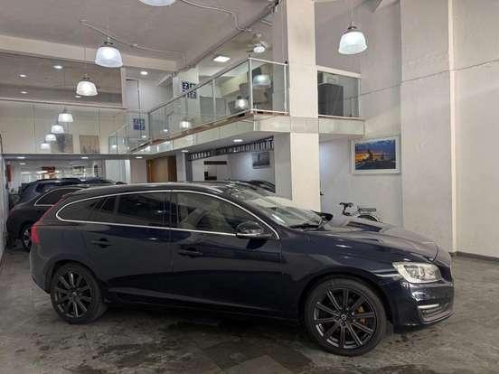VOLVO-V60-2.0 T4 MOMENTUM GASOLINA 4P AUTOMÁTICO VOLVO-V60-2017