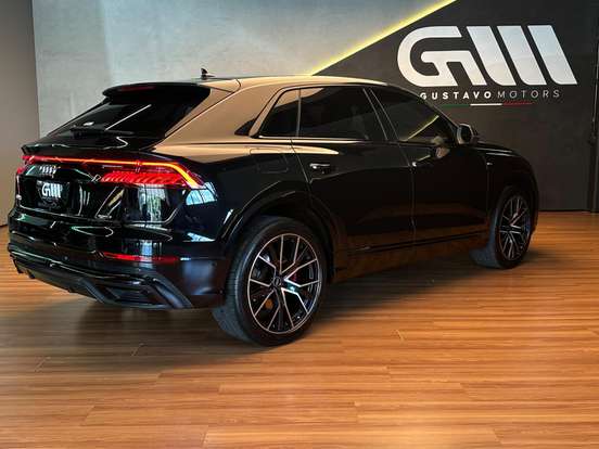AUDI-Q8-2022