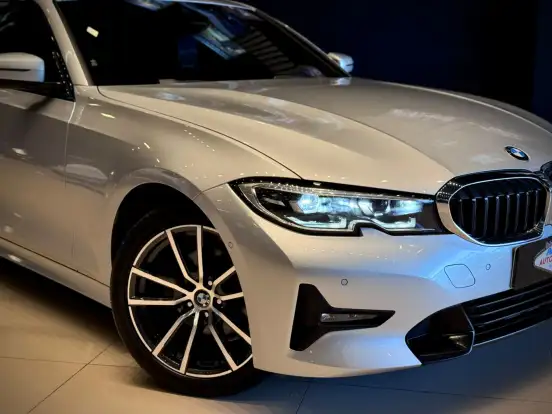 BMW-320i-2021