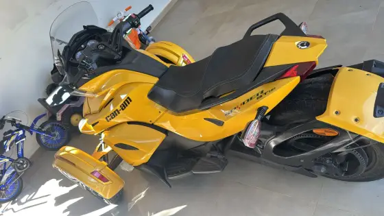 CAN-AM SPYDER ST-S 