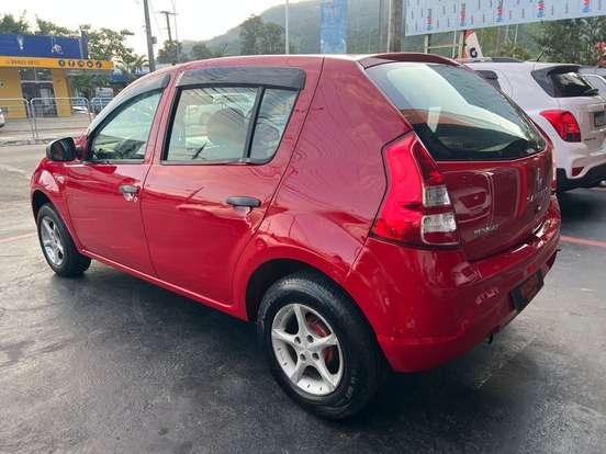 RENAULT-SANDERO-2011