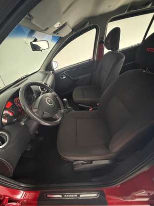 RENAULT-SANDERO-2010