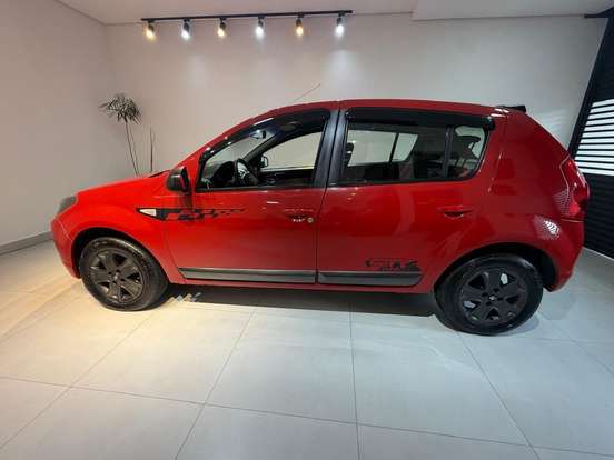 RENAULT-SANDERO-2010